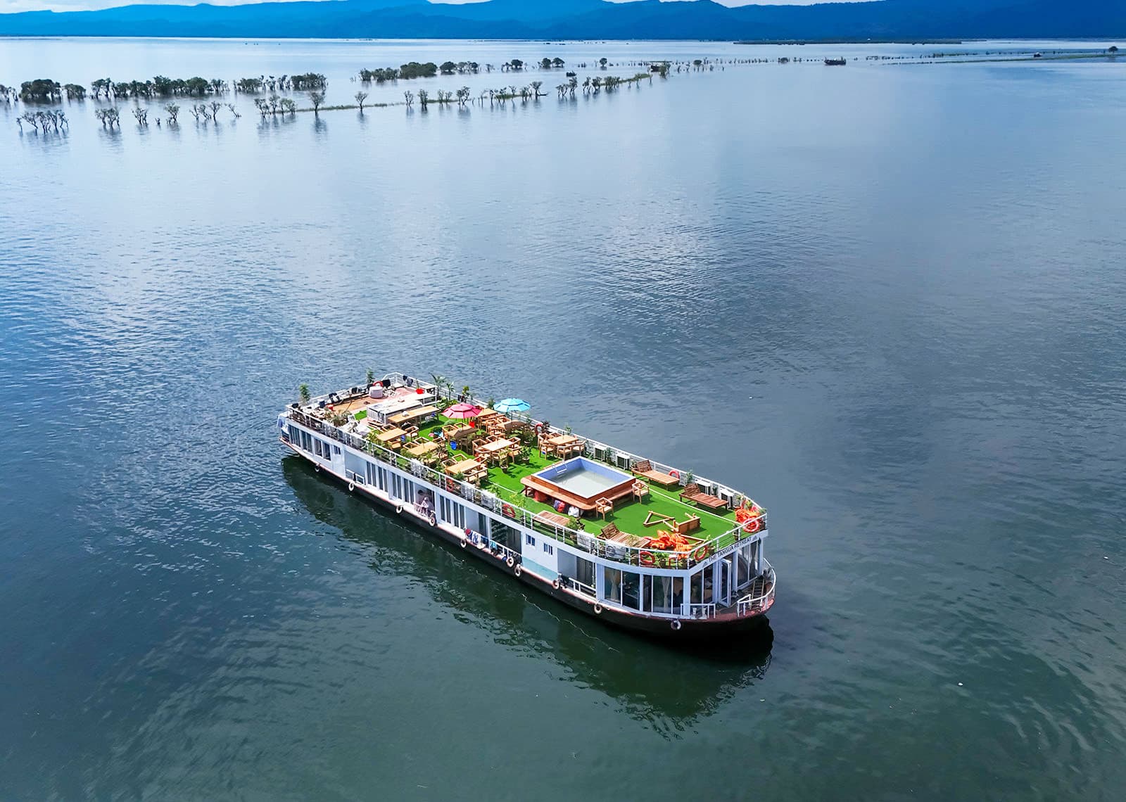 The Tangua Retreat cruise near the riverside